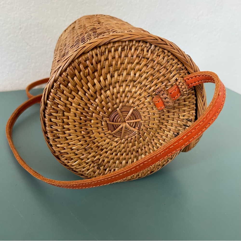 Rattan Wicker Woven Crossbody Bag Cognac Brown Oval cylinder shape leather strap - Picture 4 of 13